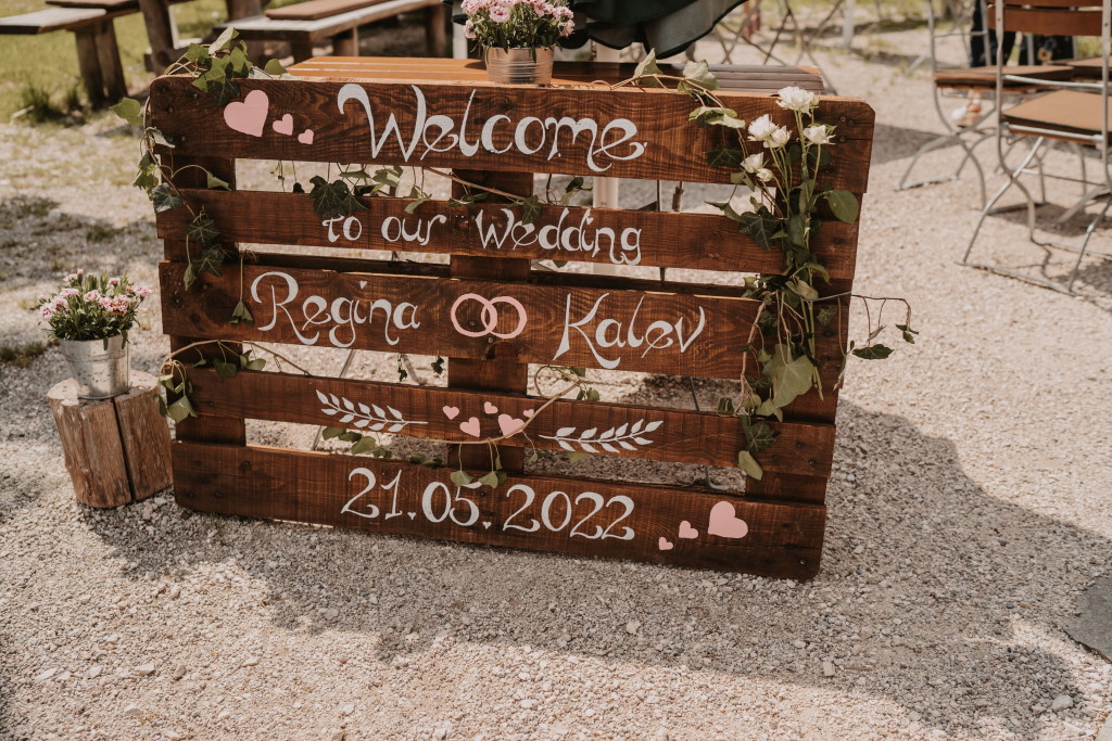 Holzpalette als Willkommensschild