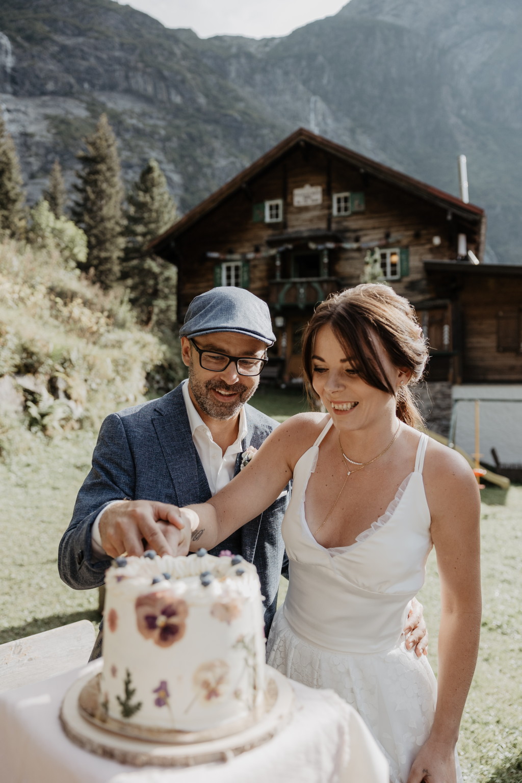 Brautpaar mit Hochzeitstorte