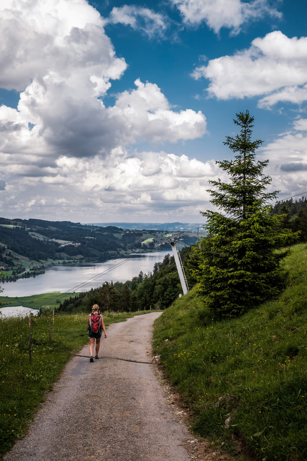Wanderin im Allgäu mit Blick auf den Alpsee