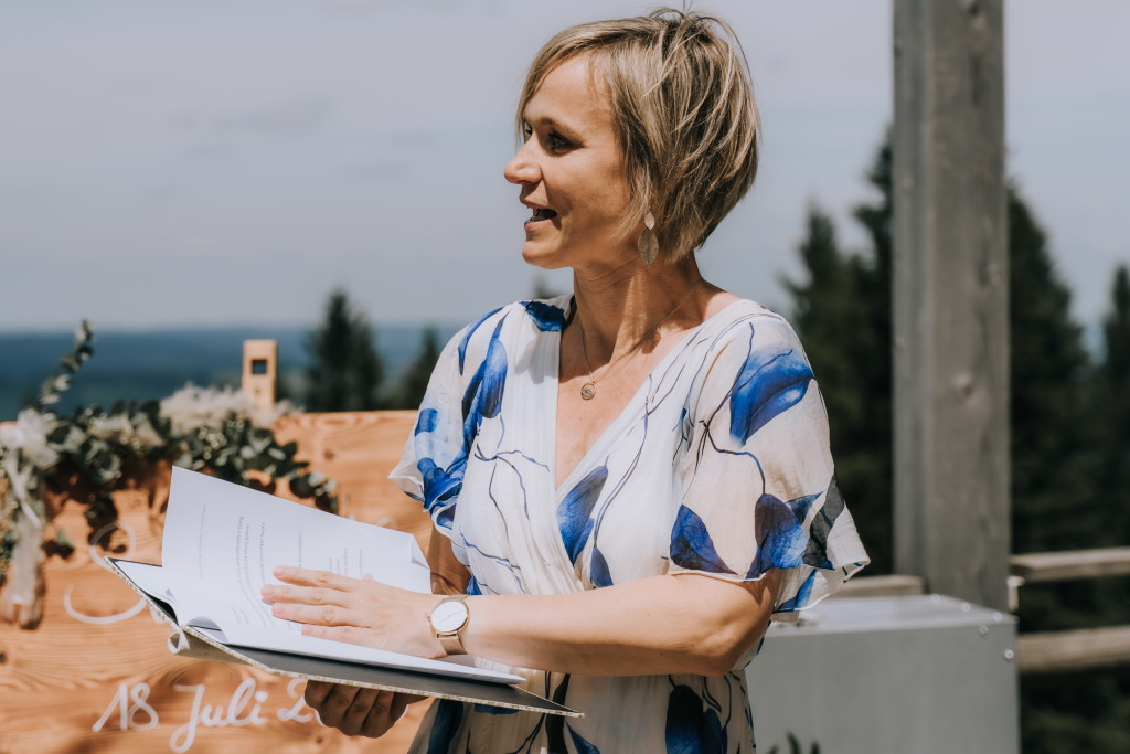 Traurednerin Stefanie Wolter mit Manuscript in den H&auml;nden
